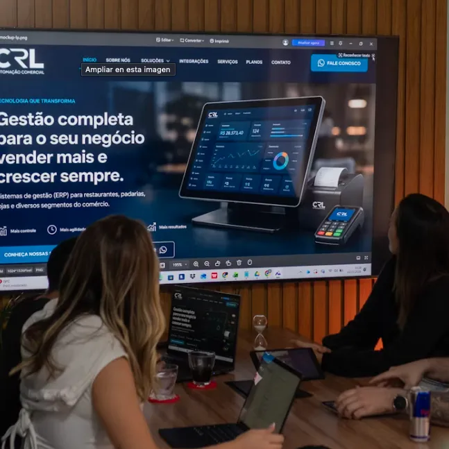 Equipo compartiendo una reunión de empresa en un entorno tranquilo